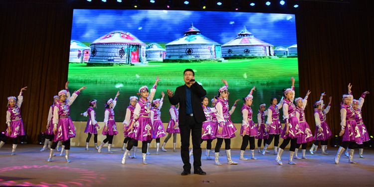 我校羅強(qiáng)副校長(zhǎng)傾情演唱