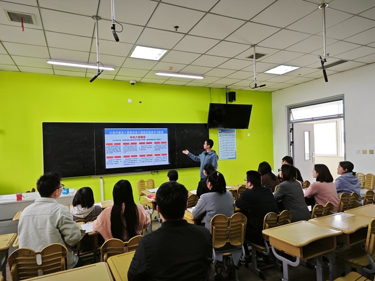 5組織委員趙延勛領(lǐng)學(xué)《十八屆中央政治局關(guān)于改進(jìn)工作作風(fēng)、密切聯(lián)系群眾的八項(xiàng)規(guī)定》（中央八項(xiàng)規(guī)定）